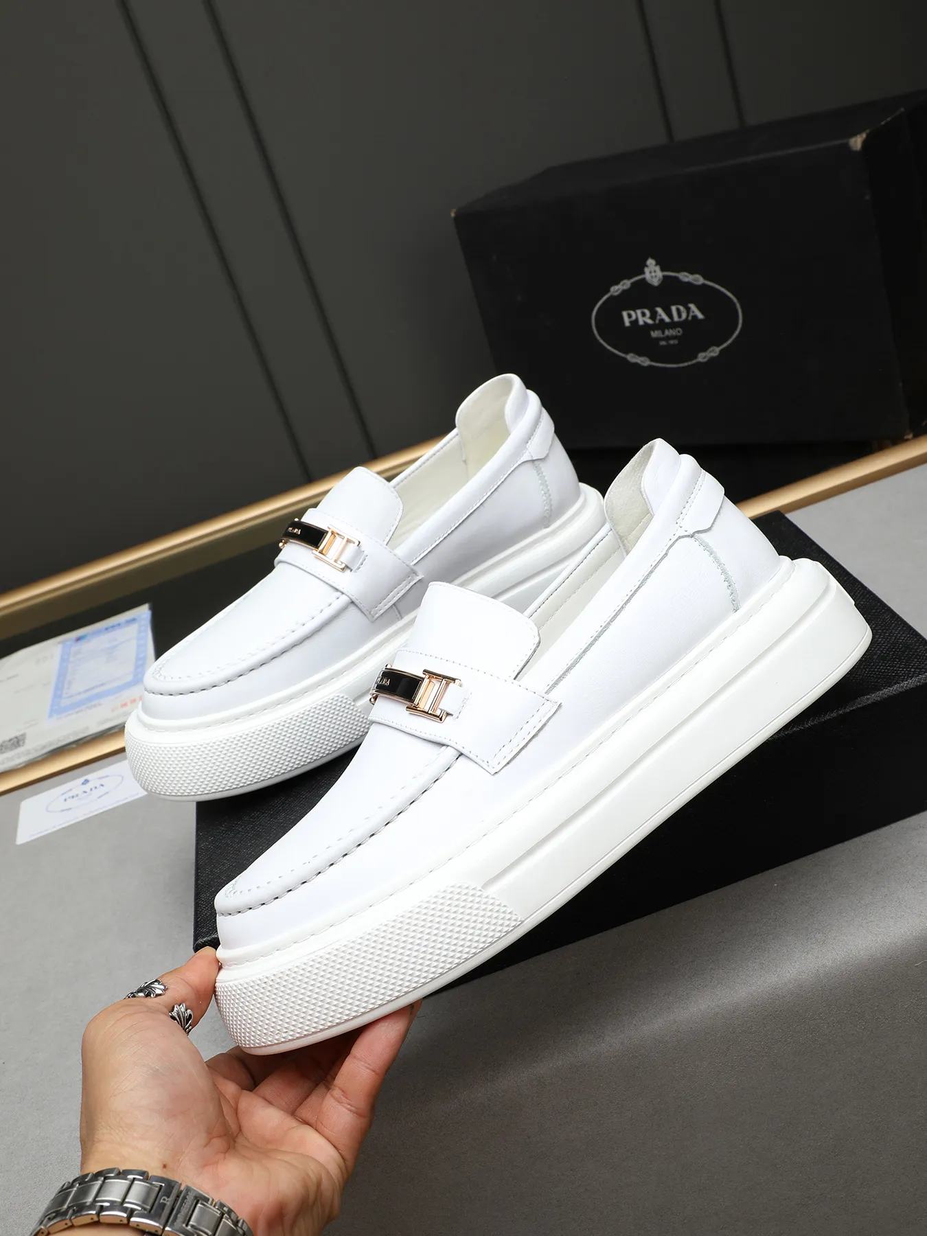 Men's Men's Shoes 💰500 Prada/Prada Men's new casual shoes, this upper is made of imported calfskin + sheep lining! The outsole is made of non-slip foam outsole, which feels good on your feet and is a fashionable and stylish item!  Size: 38-44 (45 customized)